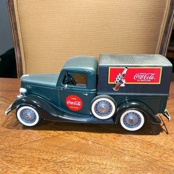 Solido Ford V8 Pick Up 1936 Coca-Cola Green & Black Model Truck 1/19 Scale - Picture 3 of 8